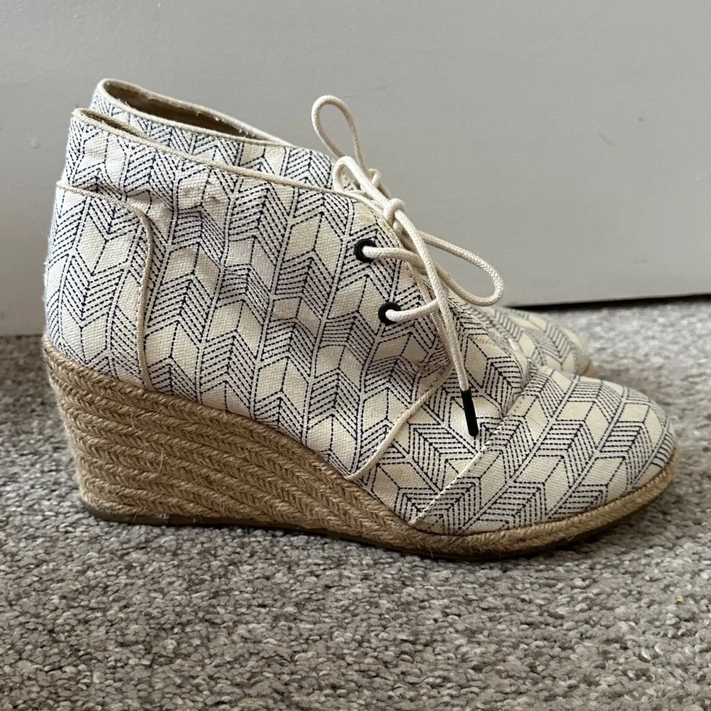 TOMS Desert Chevron Cream Blue Espadrilles Lace-Up Ankle Wedges Women’s Size 9